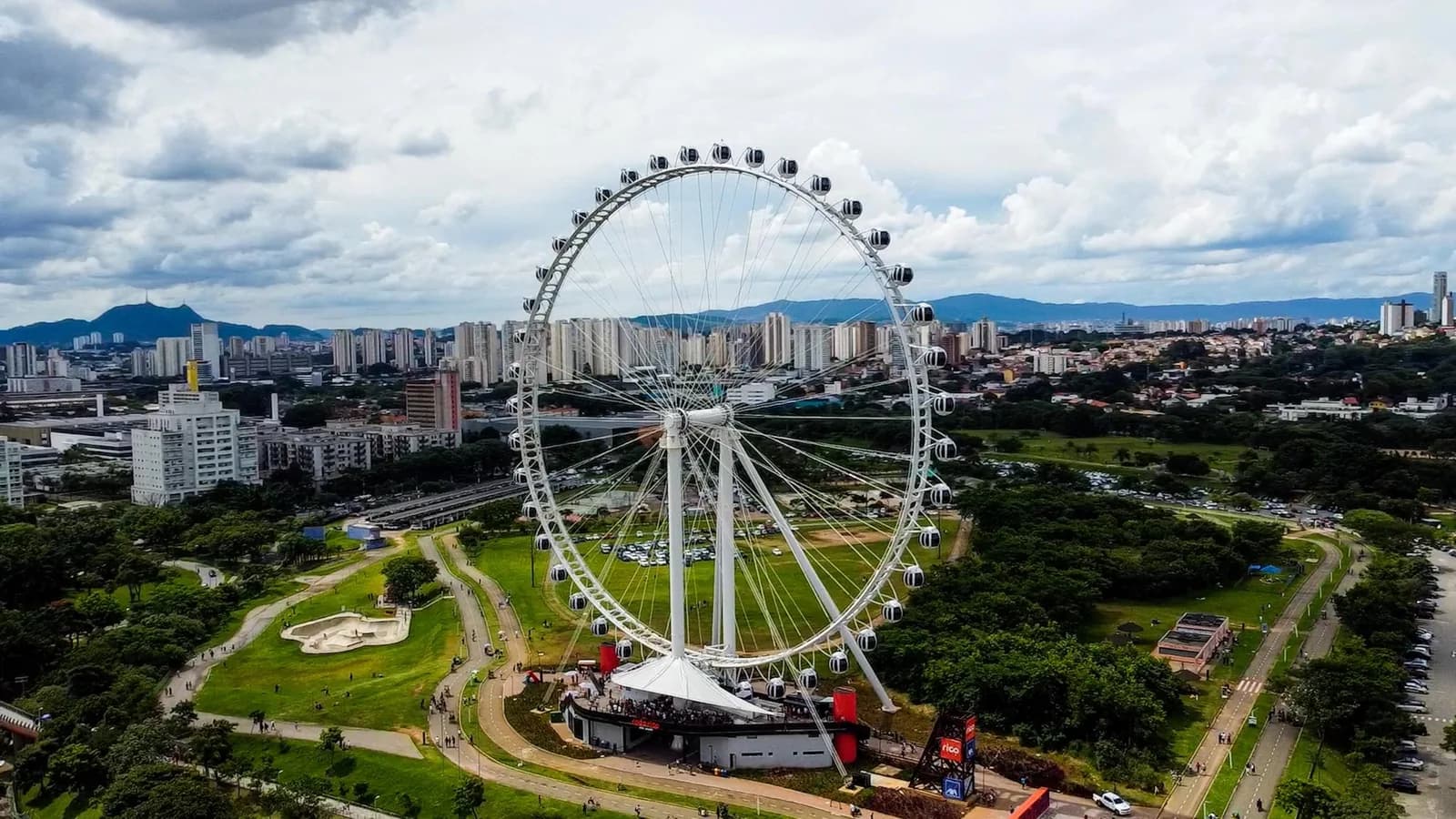 Spokes and supports of the Roda Rico observation wheel